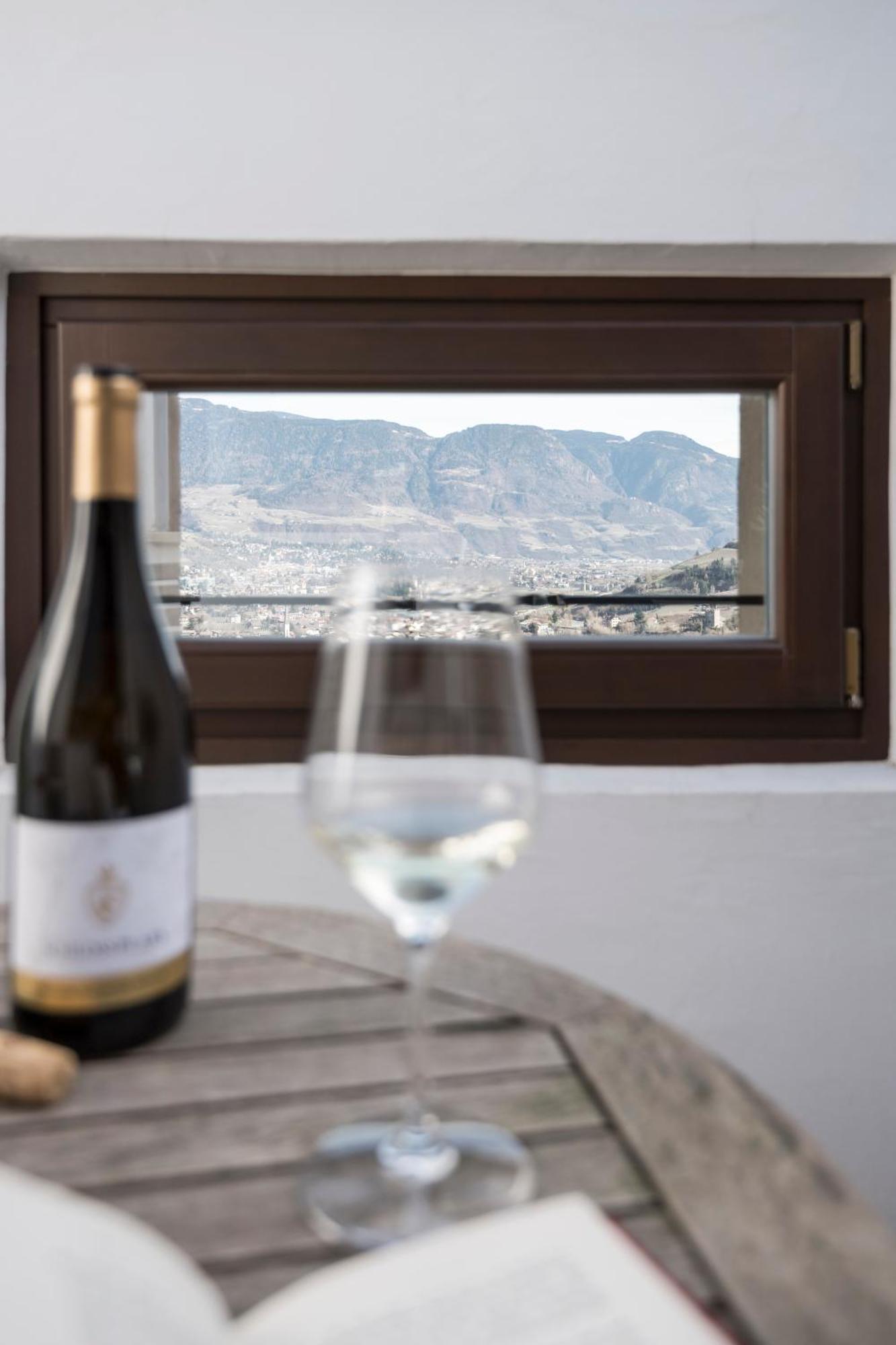 Schloss Plars Wine & Suites Лагундо Стая снимка